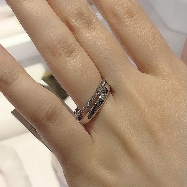 【AHKAH(アーカー)の口コミ】 日常でも外出時に重ね付けをしたいと思っていたので、センターダイヤがあ…