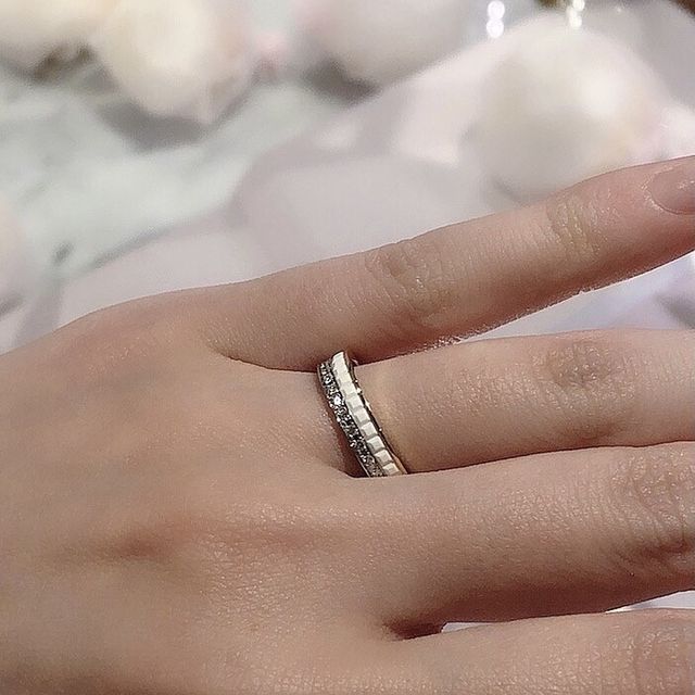 【ブシュロン(BOUCHERON)の口コミ】 以前よりとても気になっていた指輪でした。
実際に手に取ってみると重みも…