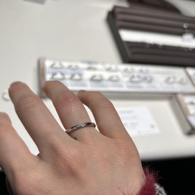 【アイプリモ(I-PRIMO)の口コミ】 ウェーブタイプで探しており、ダイヤの量やデザインが気に入った。
婚約指…