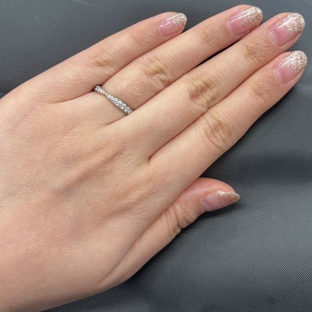 【ティファニー(Tiffany & Co.)の口コミ】 ハーモニーというデザインで、中央に向かって細くなるデザインがとても素…