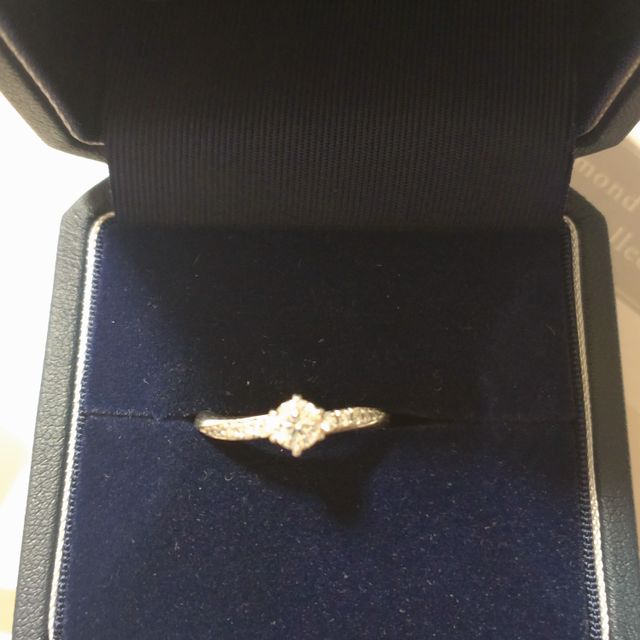 【銀座ダイヤモンドシライシの口コミ】 価格はけして安くはないですがそれ以上の価値はあります。
ダイヤの輝き形…