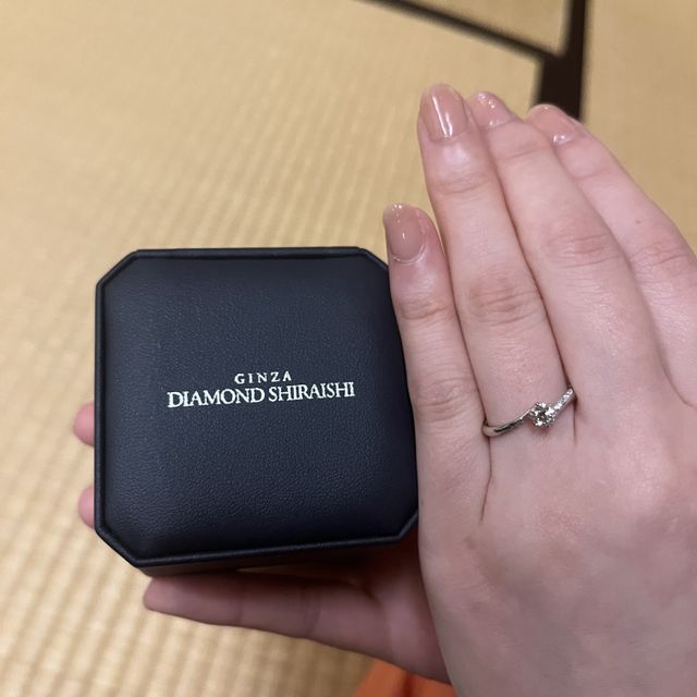 【銀座ダイヤモンドシライシの口コミ】 箱を開くとダイヤモンドがキラキラしていてとても輝いています。彼女にす…