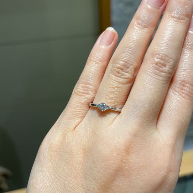 【Something Blue(サムシングブルー)の口コミ】 ダイヤモンドが中心で一つ輝いていて、高級感がありました。エッジが細く…