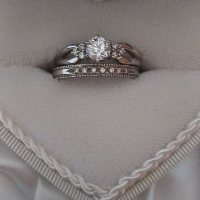 【WATANABE / 卸商社直営　渡辺の口コミ】 婚約指輪をこちらでかって気に入ったので結婚指輪も買いました。最初はセ…