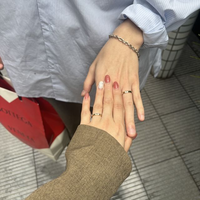 【ラザール ダイヤモンド(LAZARE DIAMOND)の口コミ】 個性的なリングと一緒につけても負けないデザイン性、シルバーゴールドを…