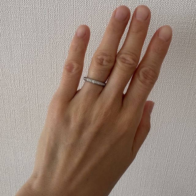 【ラザール ダイヤモンド(LAZARE DIAMOND)の口コミ】 最初は斜めにダイヤが入ったデザインのものを探していたのですが、いろい…