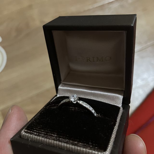 【アイプリモ(I-PRIMO)の口コミ】 指輪のデザインはシンプルですが、その分ダイヤモンドが生えるので、お気…