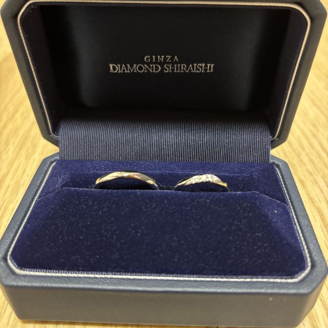 【銀座ダイヤモンドシライシの口コミ】 デザインがシンプルだけど可愛くて、新婦側の指輪は細過ぎずダイヤがつい…