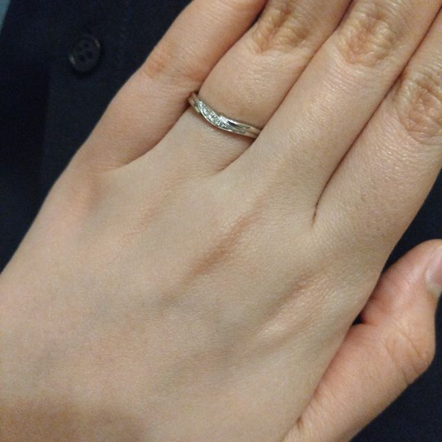 【銀座ダイヤモンドシライシの口コミ】 婚約指輪は購入しないため、ダイヤのあるものを探していました。細身のデ…