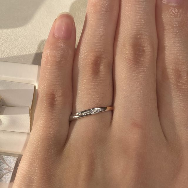 【俄(にわか)の口コミ】 指輪にひねりが入っているので、一見シンプルに見えますが、個性的で可愛…