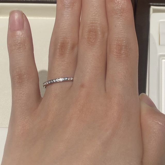 【俄(にわか)の口コミ】 俄の中に似たデザインがあるのですが、『かれん』の方はダイヤモンドが一…