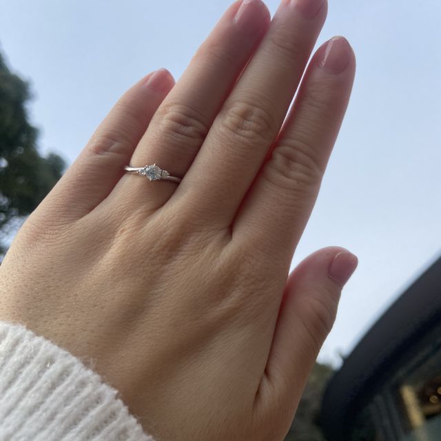 【銀座ダイヤモンドシライシの口コミ】 軽くウェーブしているデザインで海の波をイメージしました。横から見ると…