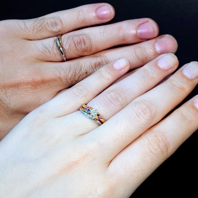 【ケイウノ ブライダル(K.UNO BRIDAL)の口コミ】 結婚指輪はCaloreの緩やかなカーブとプラチナをベースに、縁にゴールドが…