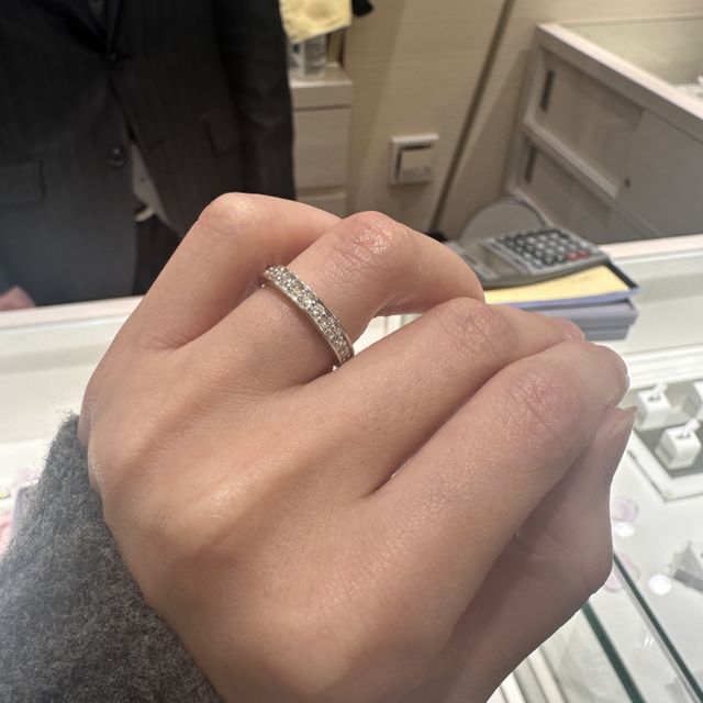 【リューツウの口コミ】 0.55ct、HクラスのSIレベル、verygoodランクです。
ライトを当てるとめち…