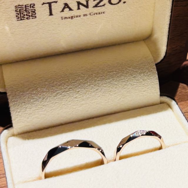 【TANZO.(鍛造指輪)の口コミ】 TANZOオリジナルの色味であるコーラルゴールドにしました。肌に馴染む感じ…