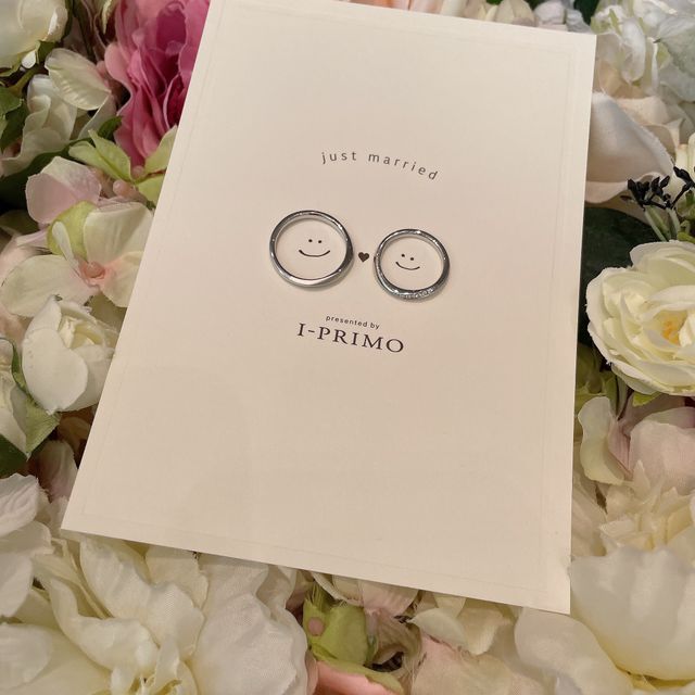 【アイプリモ(I-PRIMO)の口コミ】 婚約指輪はメインのダイヤモンドの隣にわたしの好きなピンク色のダイヤが…