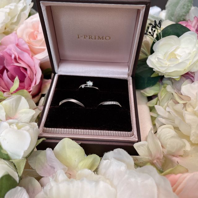 【アイプリモ(I-PRIMO)の口コミ】 婚約指輪はメインのダイヤモンドの隣にわたしの好きなピンク色のダイヤが…