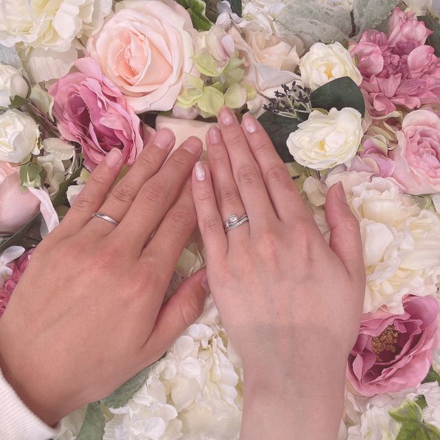 【アイプリモ(I-PRIMO)の口コミ】 婚約指輪はメインのダイヤモンドの隣にわたしの好きなピンク色のダイヤが…