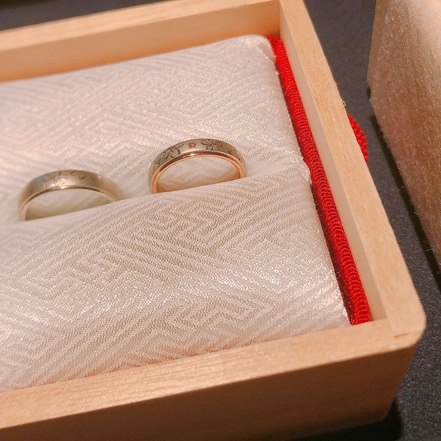 【TOMOE(トモエ)の口コミ】 2つの指輪を重ねると桜の模様が出てくるところが好きです。桜の時期に入籍…