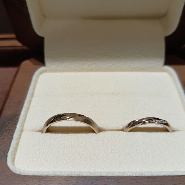 【TANZO.(鍛造指輪)の口コミ】 粗めマットを全体に施し、フロント部分は加工を施さない鏡面にすることで…