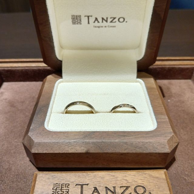 【TANZO.(鍛造指輪)の口コミ】 粗めマットを全体に施し、フロント部分は加工を施さない鏡面にすることで…