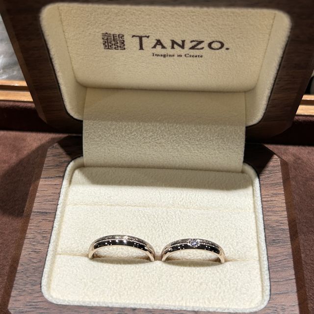 【TANZO.(鍛造指輪)の口コミ】 指輪はゴールドで選びたいと考えていたことから、オリジナルの色味である…