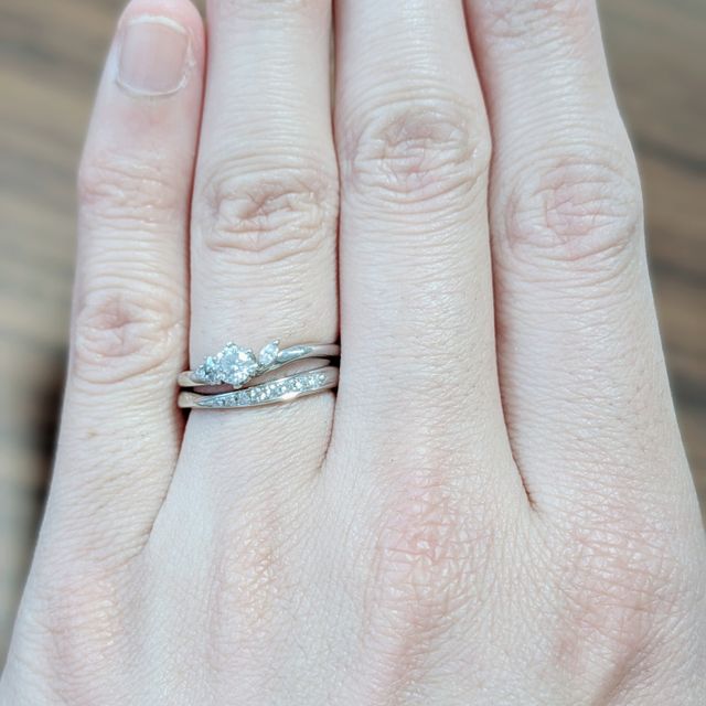 【COLANY(コラニー)の口コミ】 細身でシンプルなデザインや純粋と言う意味の込められた白い薔薇をイメー…