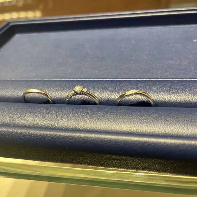 【銀座ダイヤモンドシライシの口コミ】 婚約指輪と結婚指輪がセットになっていて、単体でも、重ね付けをしても、…