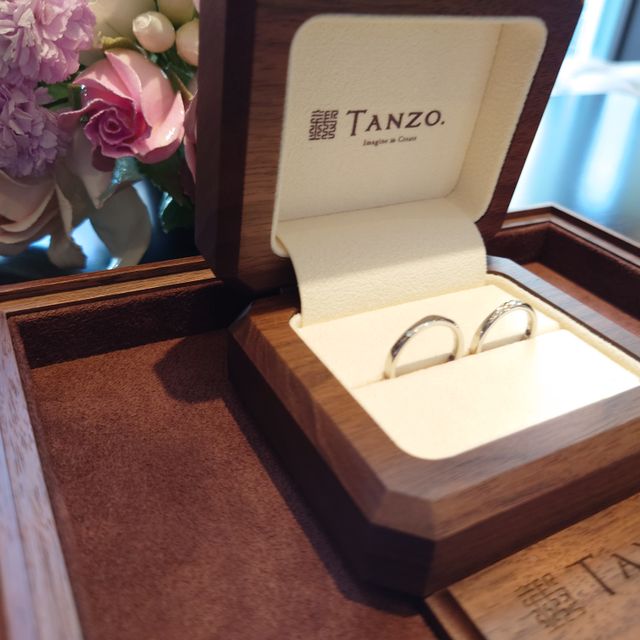 【TANZO.(鍛造指輪)の口コミ】 自分たちの好きなデザインにカスタムできる点。
形状やサイズ、ダイヤの数…