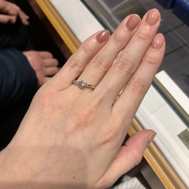 【銀座ダイヤモンドシライシの口コミ】 どの角度から見ても綺麗な輝きがあります。
太陽光でも室内の光でもとても…