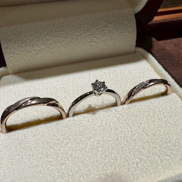 【TANZO.(鍛造指輪)の口コミ】 一般の金属から2人分の結婚指輪をつくるという製法にとても魅力を感じ、こ…