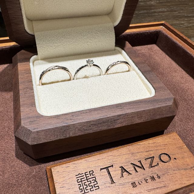 【TANZO.(鍛造指輪)の口コミ】 指輪のデザインは、妻とお揃いのものを選択しました。
プラチナやゴールド…