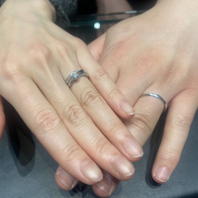 【ラザール ダイヤモンド(LAZARE DIAMOND)の口コミ】 婚約指輪は、ひねりを効かせたウェーブラインのものを選びました！

小柄…