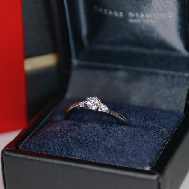 【ラザール ダイヤモンド(LAZARE DIAMOND)の口コミ】 デザインが可愛らしく、サイドのダイヤモンドも合わせてきらきら輝くとこ…