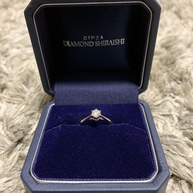 【銀座ダイヤモンドシライシの口コミ】 リングは、ダイヤモンド付近が絞られているデザインでツメに高さもあるの…