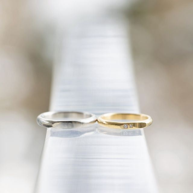 【DONO by AI KOMORIの口コミ】 一部カットが入ったデザインで、とてもおしゃれです。ダイヤも２つ入って…