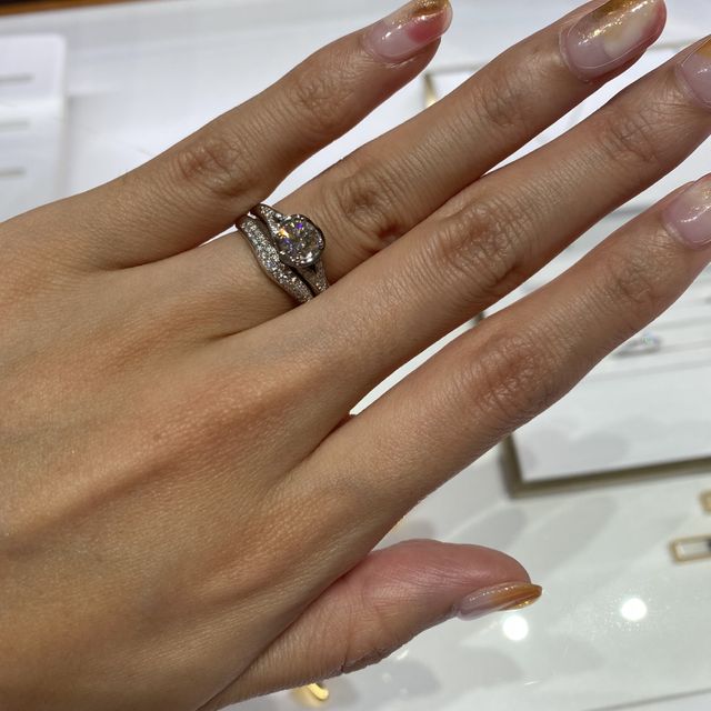 【ブルガリ(BVLGARI)の口コミ】 婚約指輪をブルガリで購入したため、セットでつけれるデザインを選びまし…