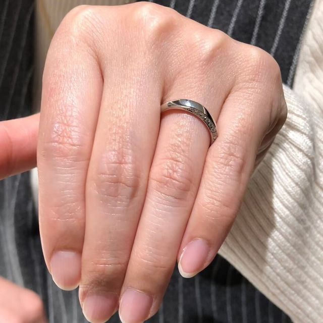 【俄(にわか)の口コミ】 最初は、【初桜】という結婚指輪が気になっていたのですが、私達の好みか…