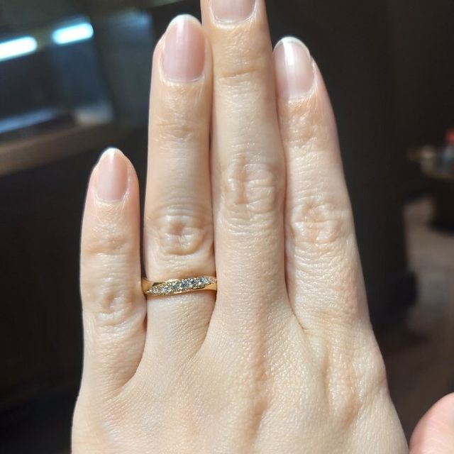 【TANZO.(鍛造指輪)の口コミ】 金属の種類はプラチナと決めていましたが、実際試着してみるとゴールドが…
