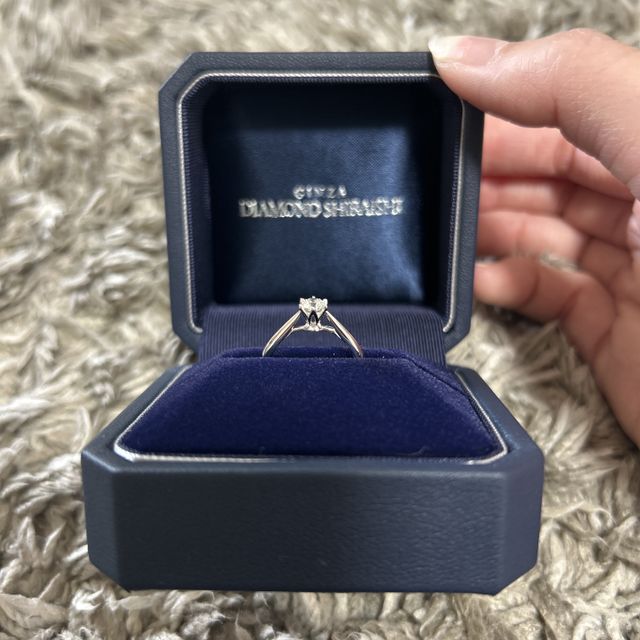 【銀座ダイヤモンドシライシの口コミ】 結婚指輪との重ね付けを考えて、シンプルなデザインを希望していました。…