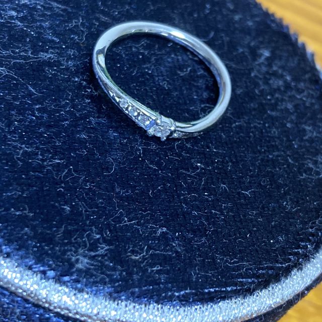【4℃ BRIDAL(ヨンドシーブライダル)の口コミ】 価格がリーズナブルでデザインがとてもかわいいです。
指輪にウェーブがか…