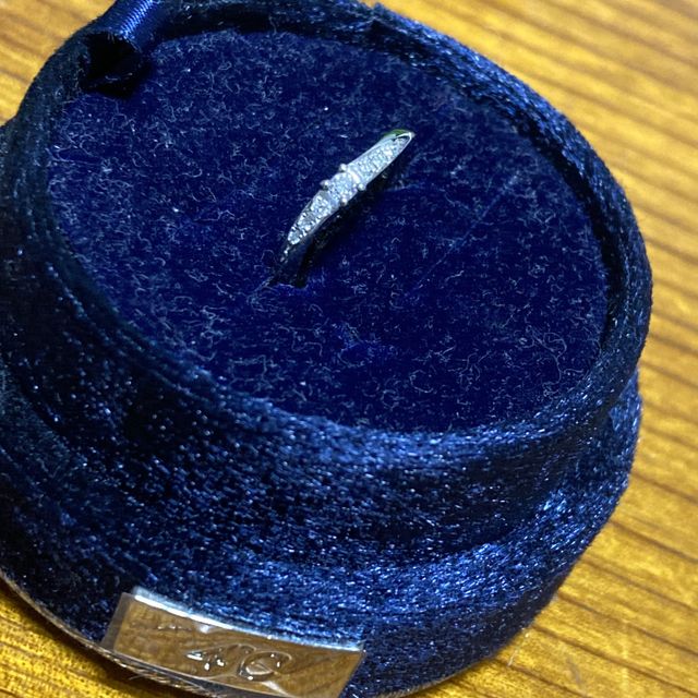 【4℃ BRIDAL(ヨンドシーブライダル)の口コミ】 価格がリーズナブルでデザインがとてもかわいいです。
指輪にウェーブがか…