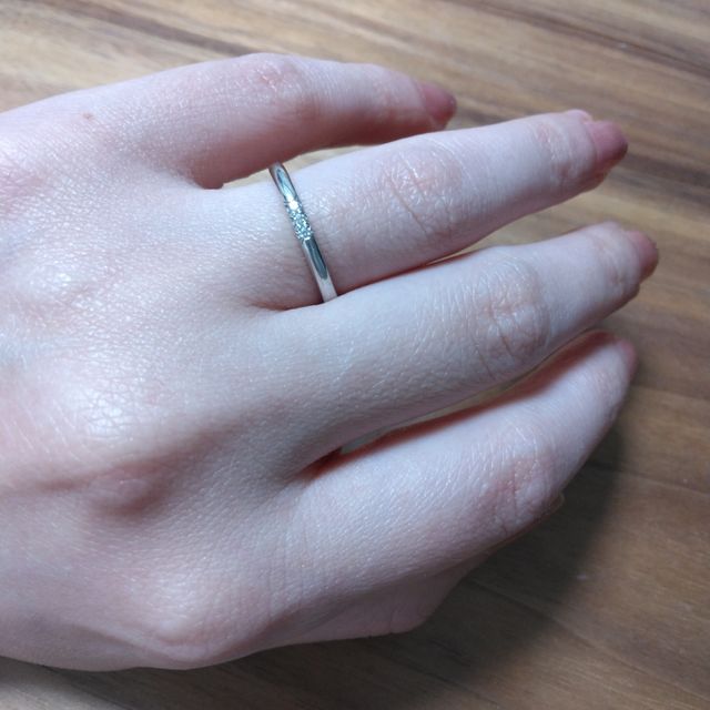 【ティファニー(Tiffany & Co.)の口コミ】 キラキラ小ぶりなダイアモンドが3粒施されており、悪目立ちせず、かといっ…