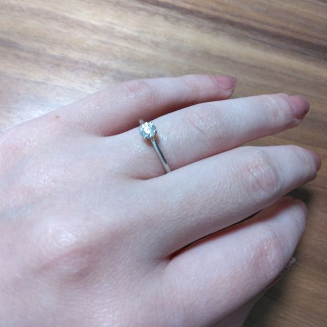 【ティファニー(Tiffany & Co.)の口コミ】 お姫様のような、台座に腰かけたダイアモンドが特徴の婚約指輪です。初め…
