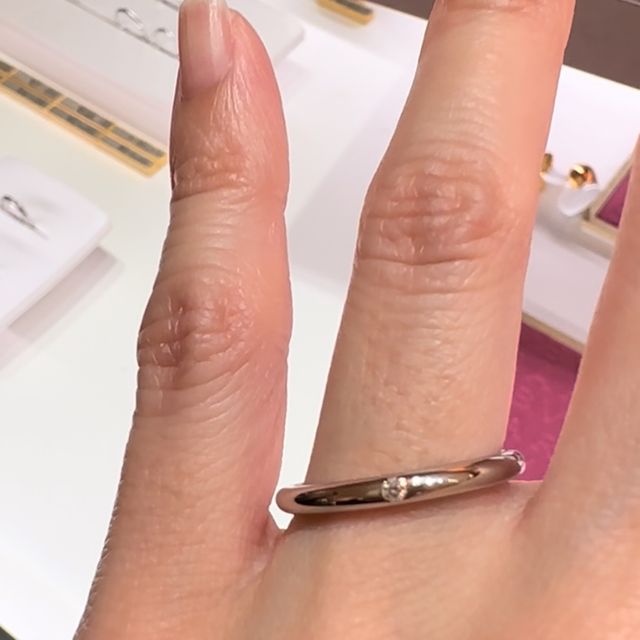 【ブルガリ(BVLGARI)の口コミ】 シンプルで王道なストレートのリングです。一粒ダイヤが付いていることで…