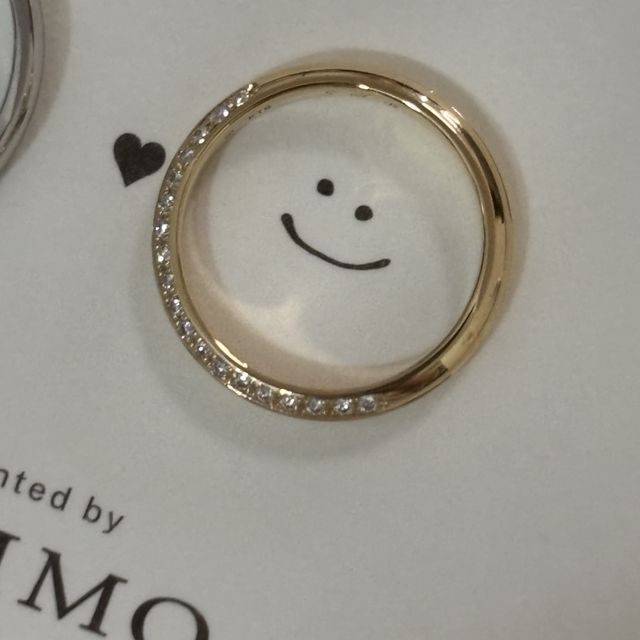 【アイプリモ(I-PRIMO)の口コミ】 正面はシンプル、
だけど角度を変えると、ずらりと並んだダイヤモンドがキ…