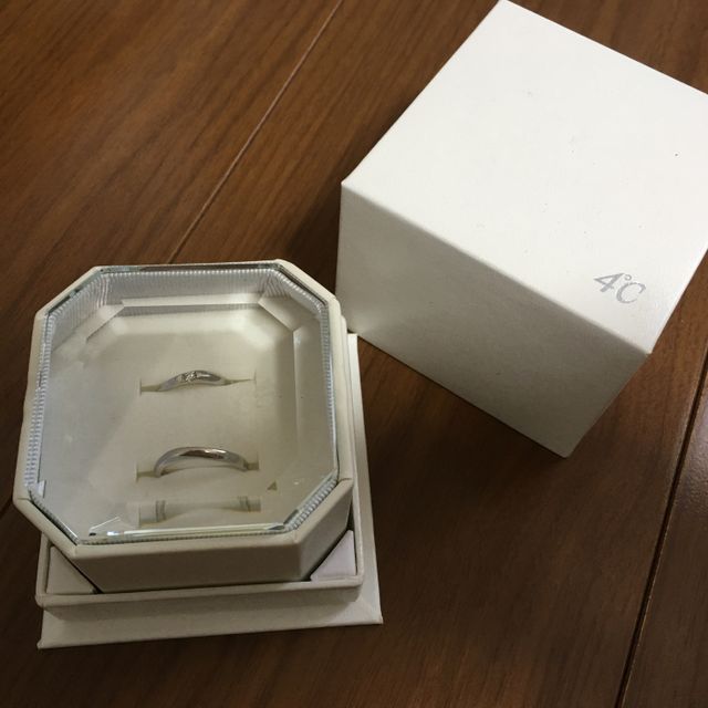 【4℃ BRIDAL(ヨンドシーブライダル)の口コミ】 決め手は普段の服装に合わせやすいデザインだということです。
ＷＥＢや雑…