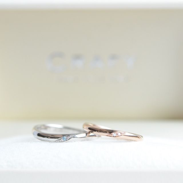 【CRAFY(クラフィ)の口コミ】 ・自分たちはシンプルだけど指がスッキリ見えるウェーブのデザインにしま…