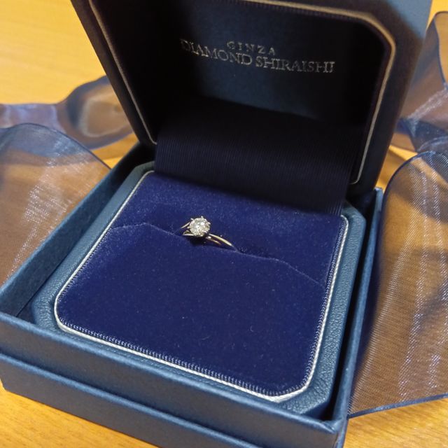 【銀座ダイヤモンドシライシの口コミ】 細身でシンプルでありながら、ダイヤモンドがよく輝きます。
童話をモチー…