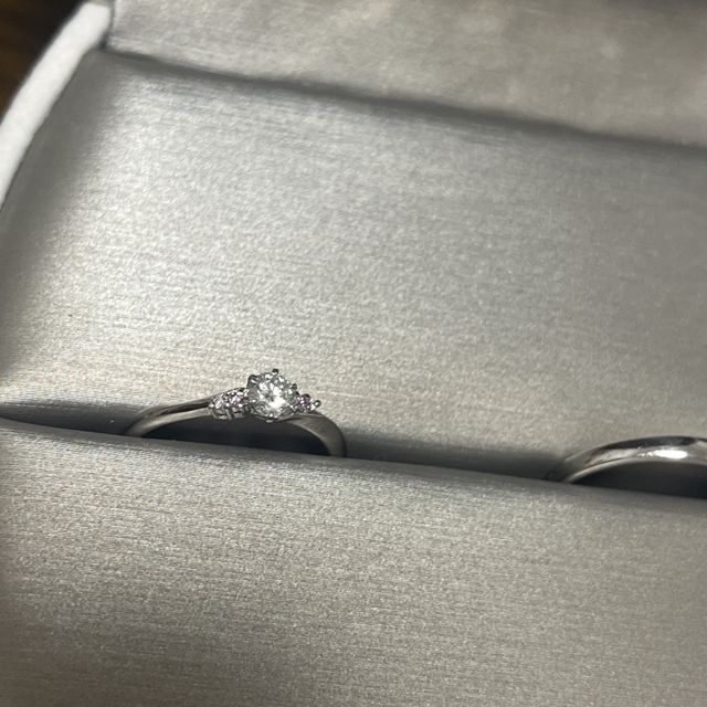 【I's stone(アイズストーン)の口コミ】 重ね付けをしたくてこちらの婚約指輪を購入したのですが、上品なピンクダ…